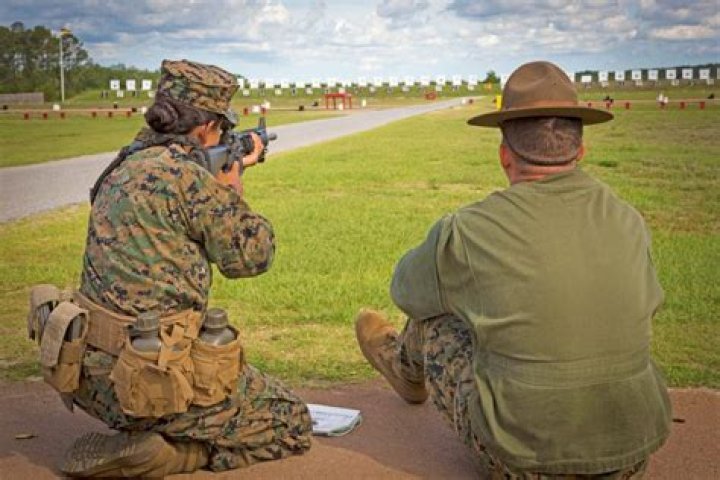 How far do Marines have to shoot to qualify?