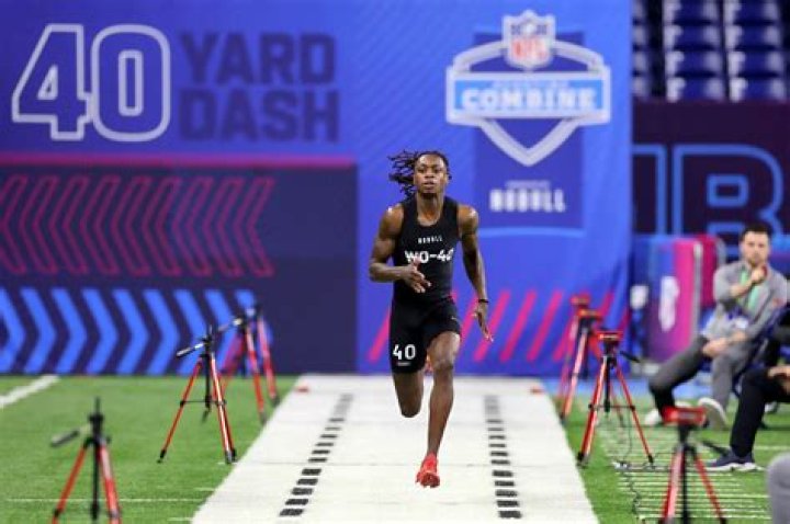 How fast did Barry Sanders run the 40-yard dash?