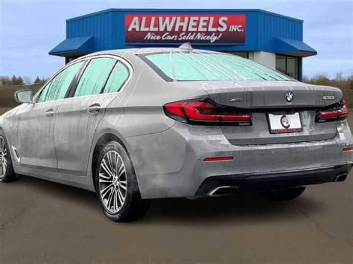 How fast is a 2021 BMW 530i?