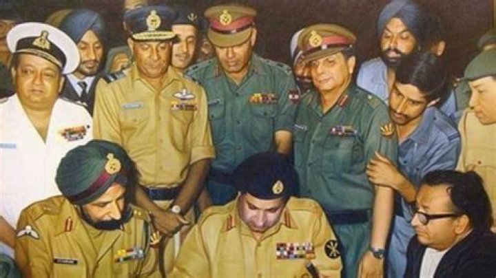 How many Bangladeshi soldiers died in 1971 war?