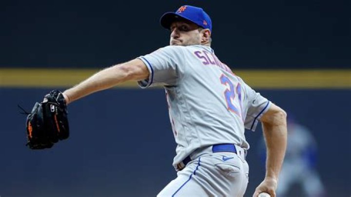 How many career wins does Max Scherzer have?