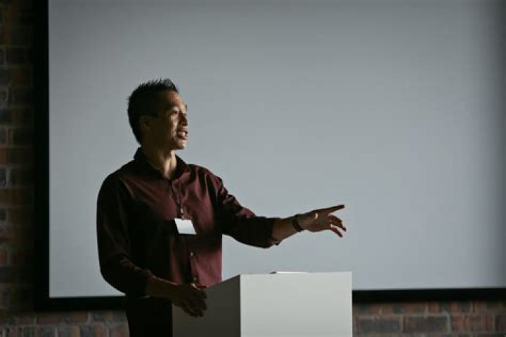 How many hours do lecturers teach?
