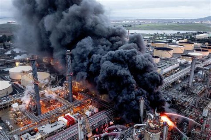 How many refineries shut down in 2020?