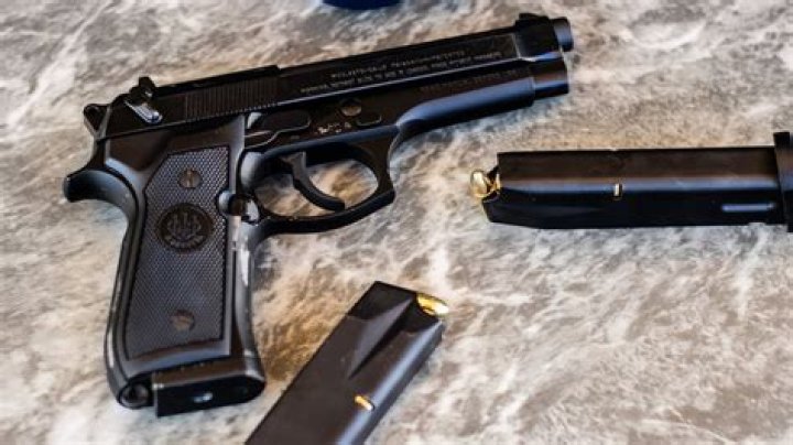 How many rounds does a Beretta 92fs magazine hold?