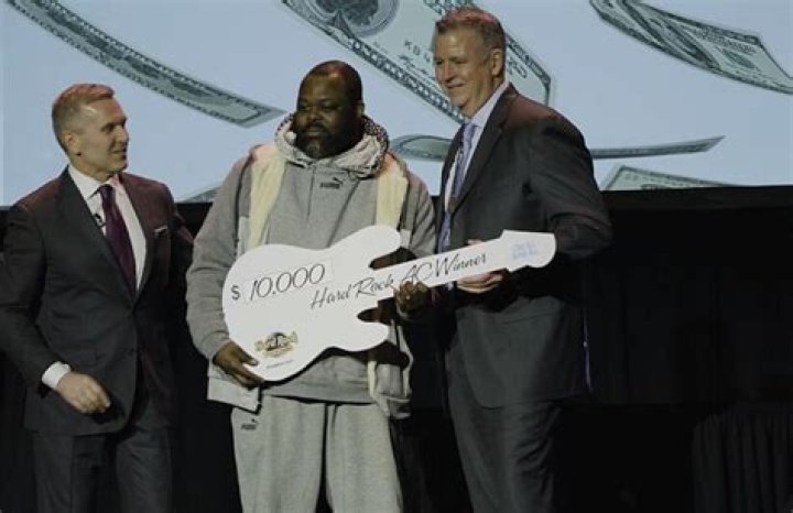 How much do Hard Rock employees make?