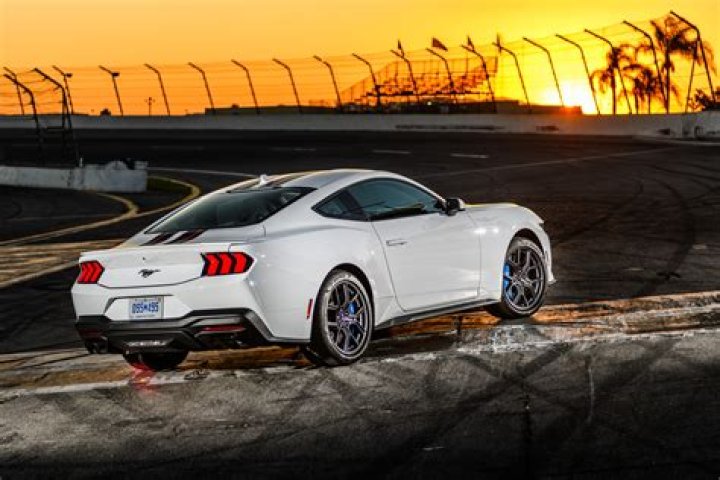 How much does a 2015 Ford Mustang Coupe cost?