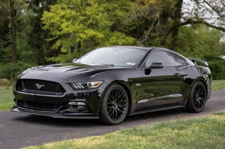 How much does a 2015 Mustang V6 cost?