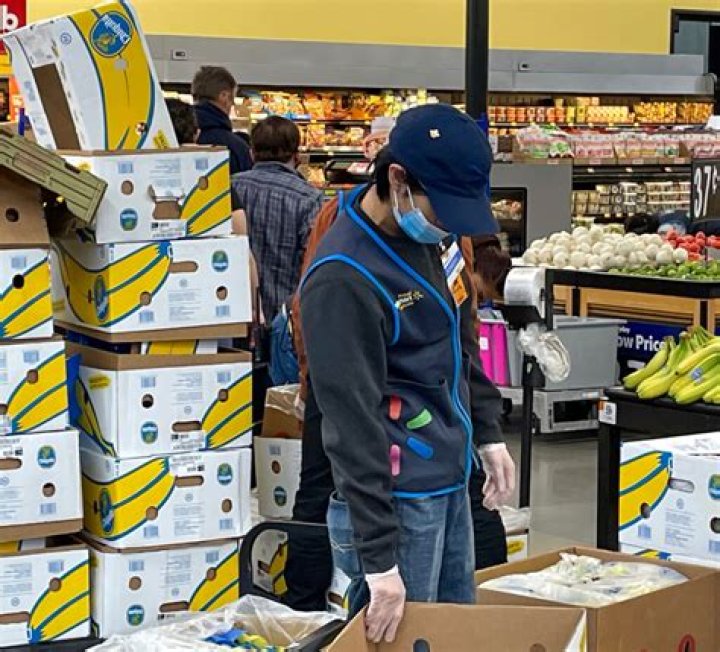 How much does a grocery stocker make at Walmart?