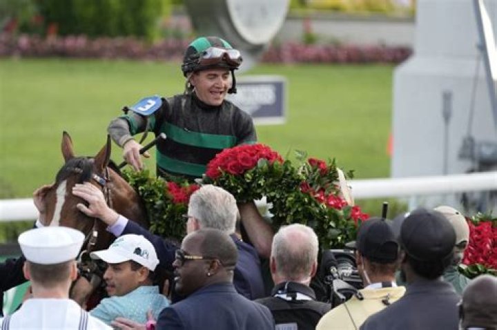 How much does a jockey make for winning the Kentucky Derby 2015?