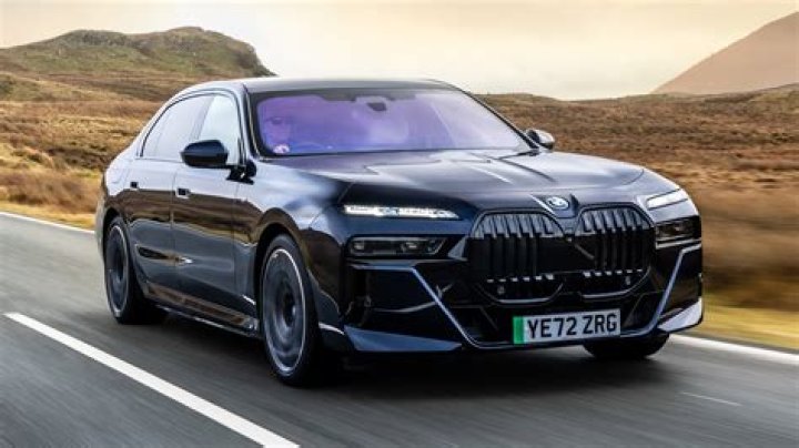 How much does it cost to fill up a BMW 7 Series?