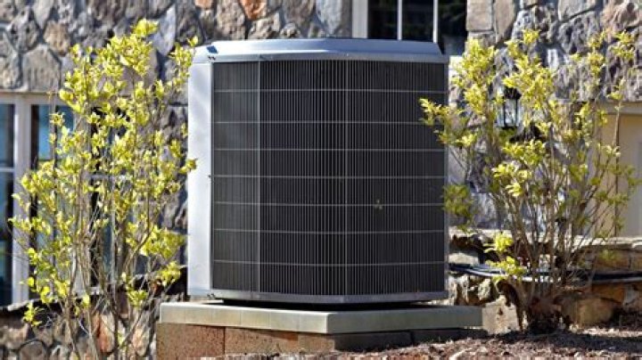 How much does it cost to run heat in a house?
