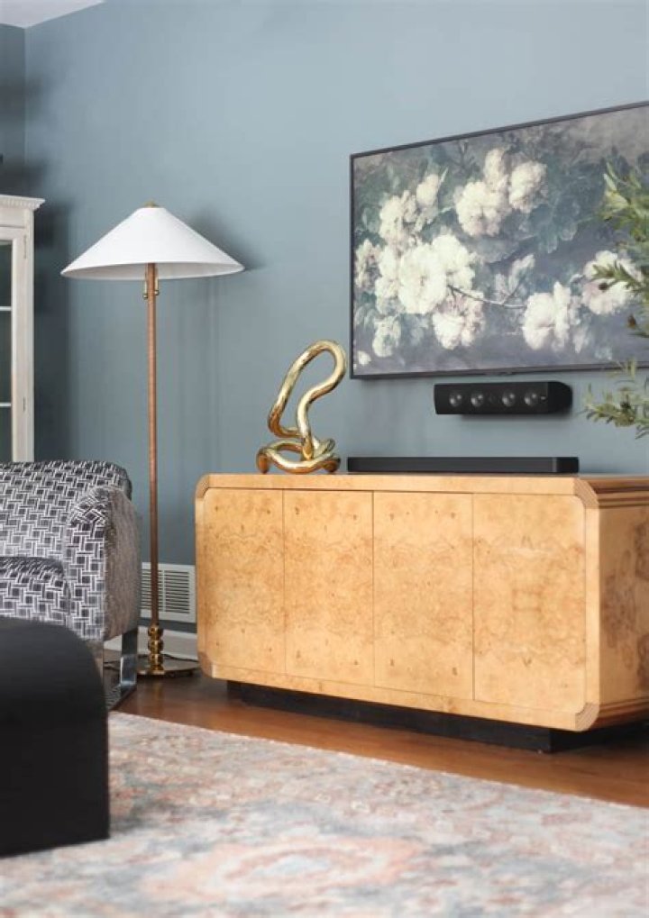 How much should I charge to hang a TV on the wall?