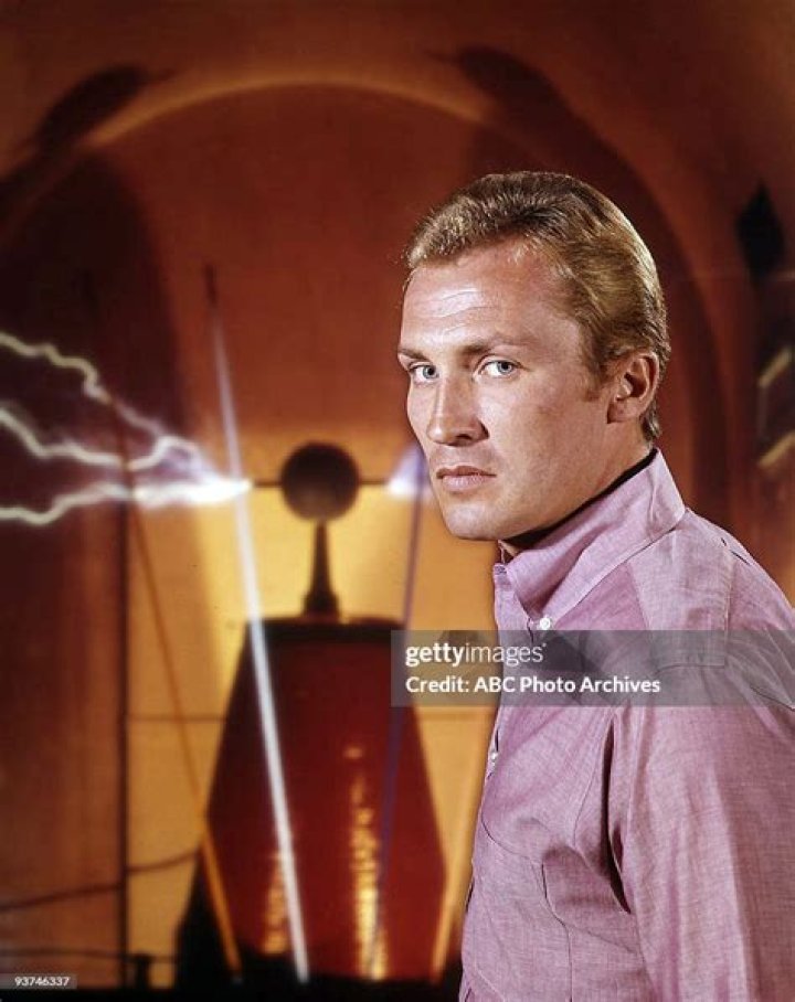 How old is Roy Thinnes The Invaders?