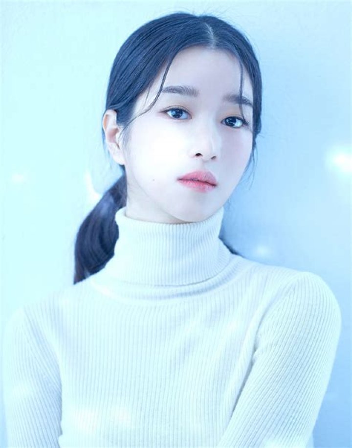 How old is Seo Ye Ji?