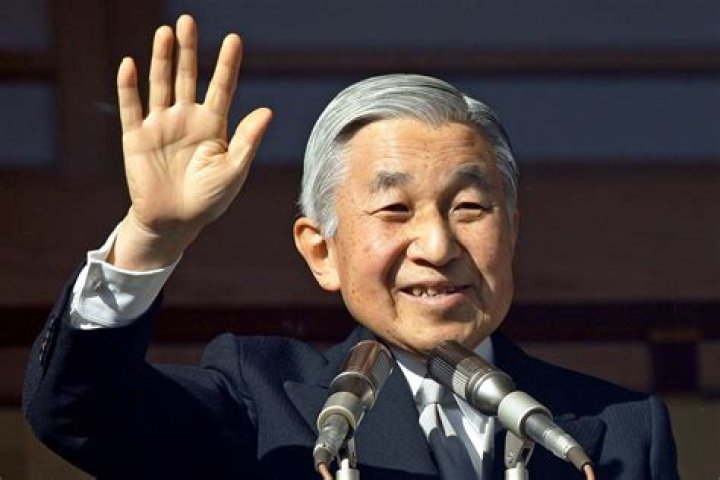 Is Akihito related to jimmu?