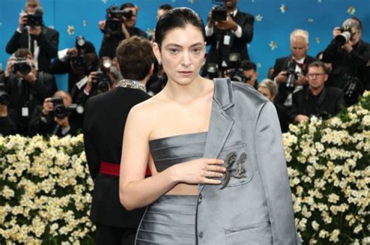 Is Lorde an old woman?