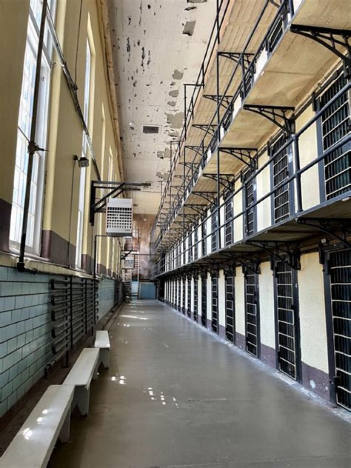 Is there a prison in Rawlins WY?
