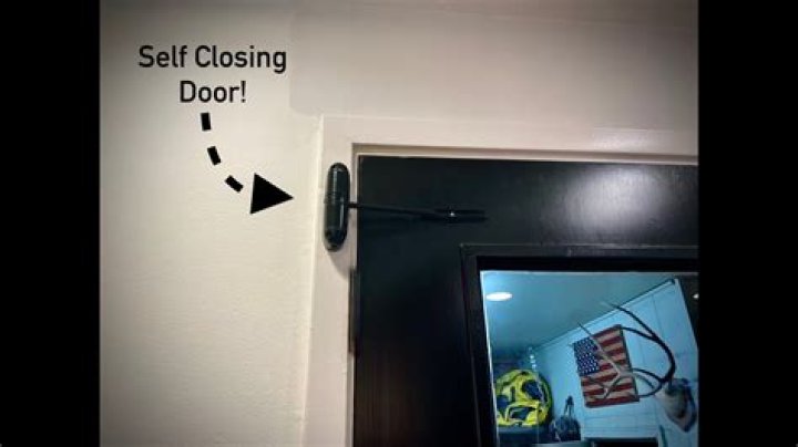 Is there a self closing door?