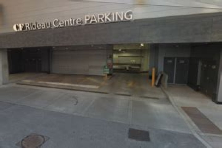 Is there free parking at Rideau Centre?