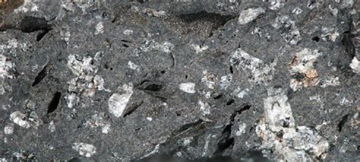 Is trachyte a basalt?