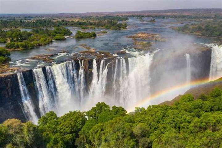 Is Victoria Falls in Zambia or Zimbabwe?