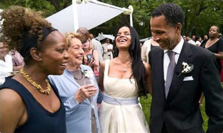 Is Victoria Rowell married now?