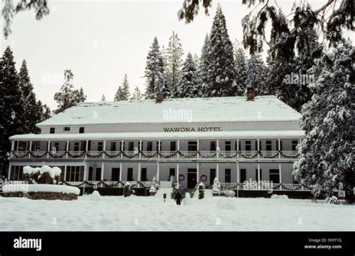 Is Wawona Hotel open?