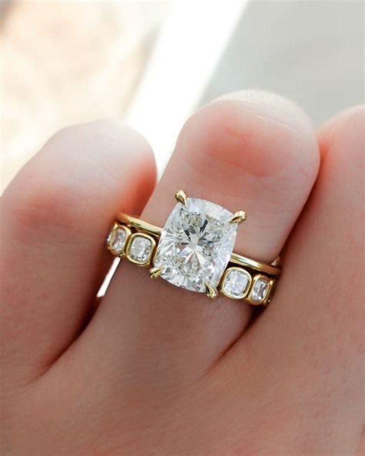 Is yellow gold still popular for engagement or wedding rings?