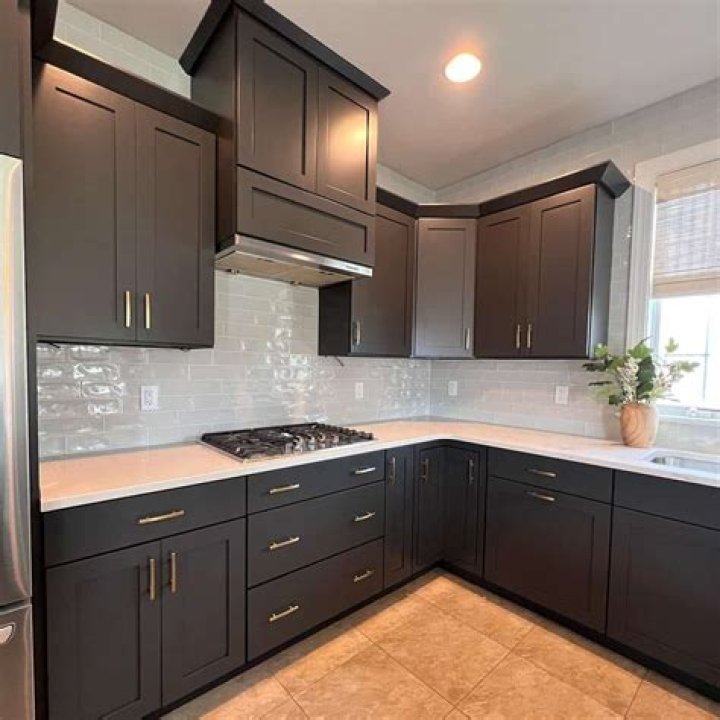 Should backsplash be lighter or darker than cabinets?