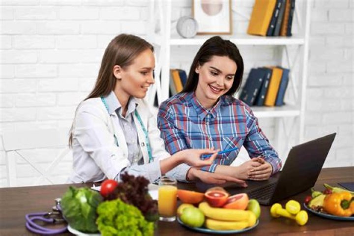 Should I go to a nutritionist or dietitian to lose weight?