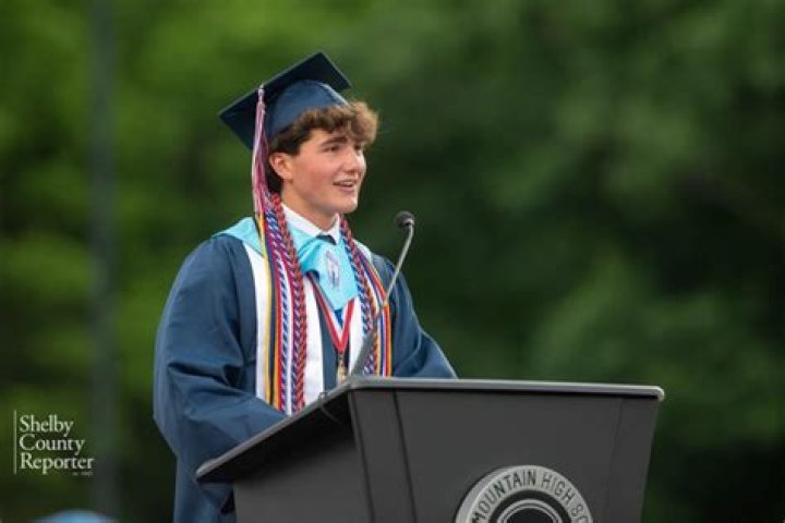 Was 2 Chainz a valedictorian?