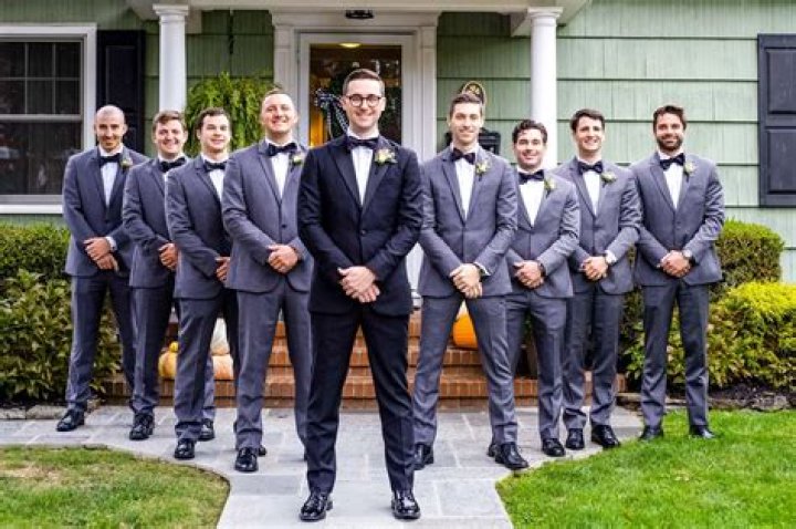 What are some fun wedding photo ideas for grooms?