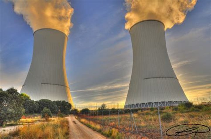 What are the advantages of nuclear power?