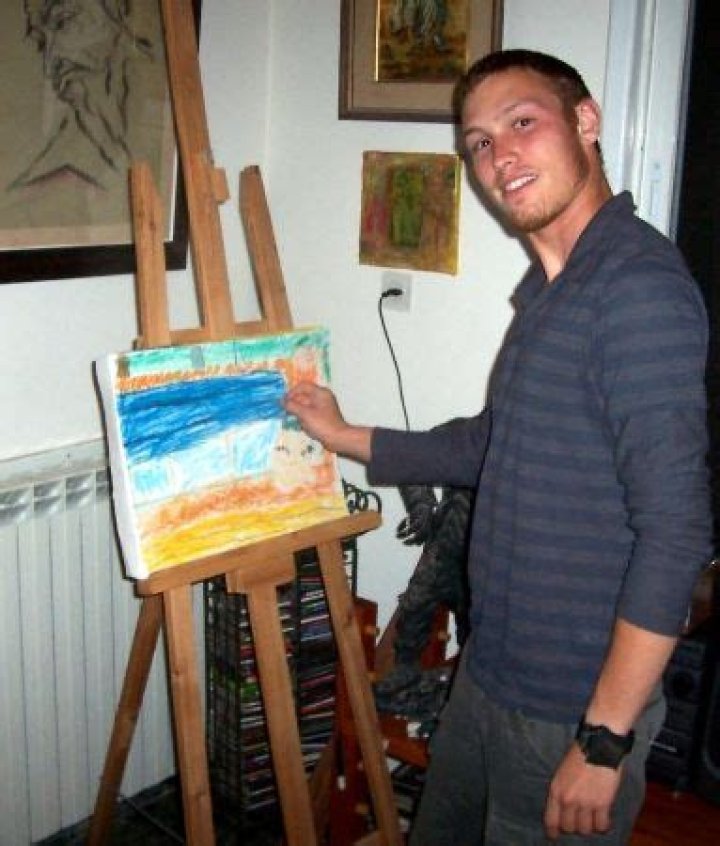What are the characteristics of an artistic person?