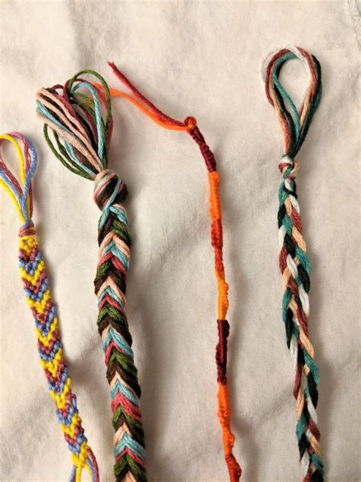 What are the different types of friendship bracelets?