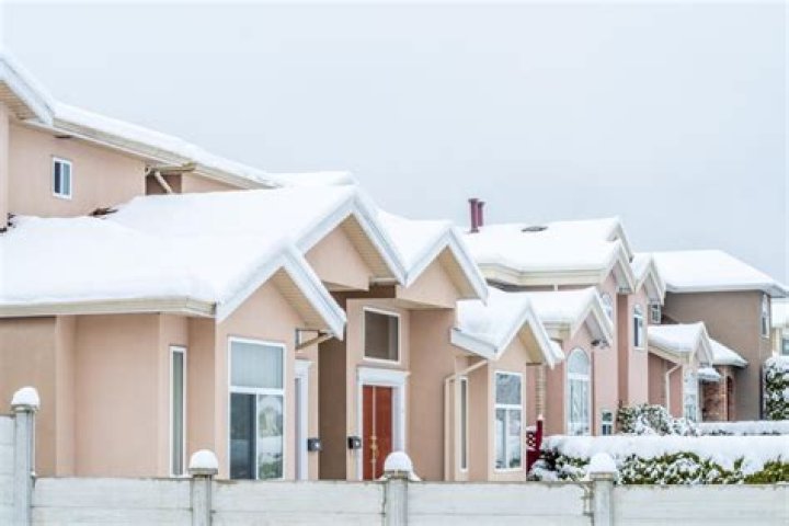What are the legal responsibilities of a homeowners association?