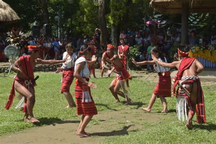 What are the traditional dances of Luzon?