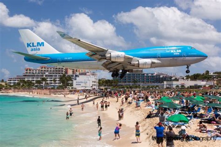 What beach in St Maarten do the planes fly over?