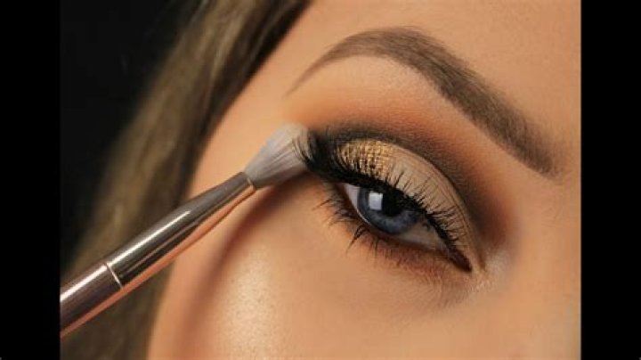 What brush is best for cut crease?