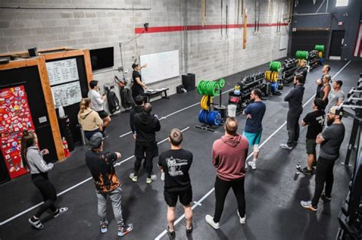 What can I expect in a CrossFit intro class?