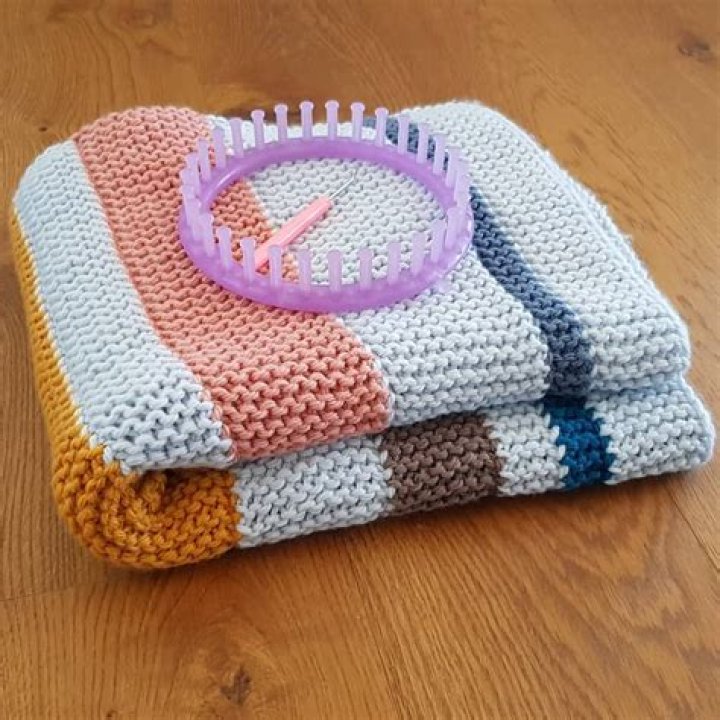 What can you make with a small round loom?
