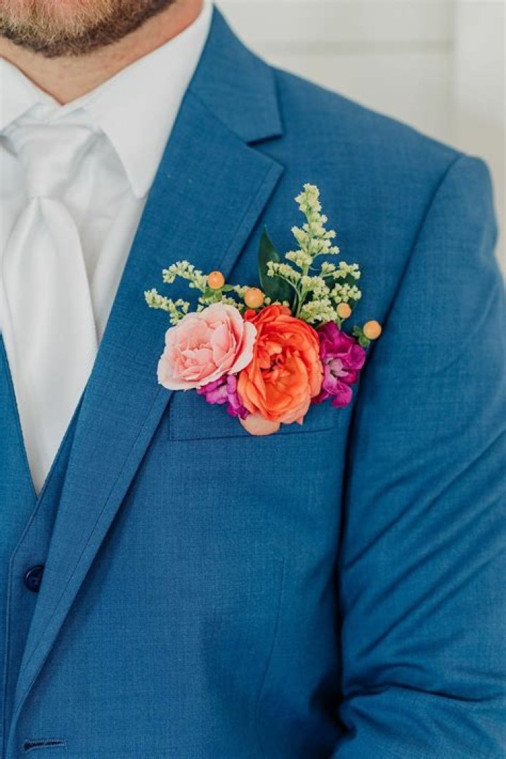 What color boutonniere should the groom wear?
