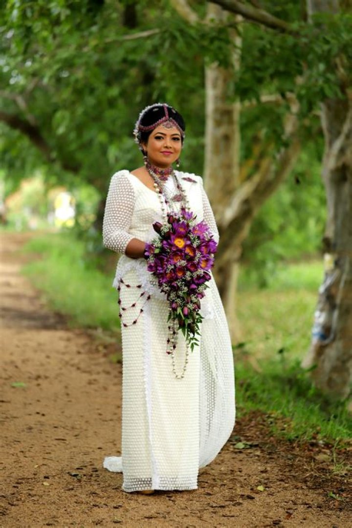 What Colour do Sri Lankan brides wear?