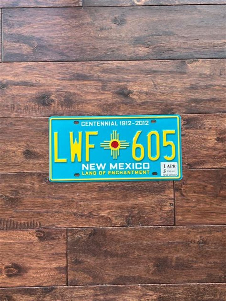 What country has turquoise license plates?