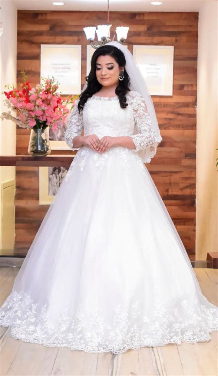 What do Christian brides wear?