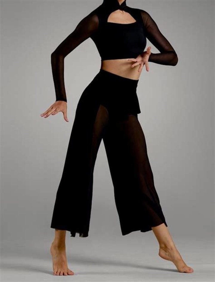 What do contemporary dancers wear?