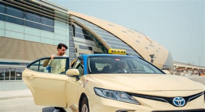 What do the different Colour taxis mean in Dubai?