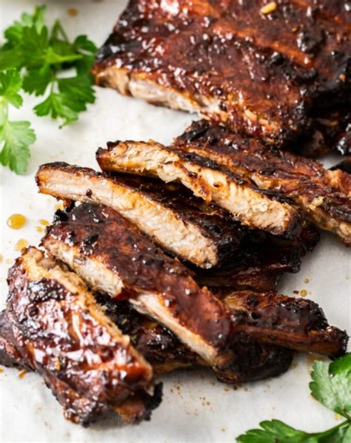 What does brown sugar do for ribs?
