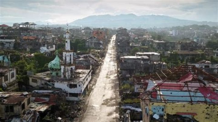What does it mean to lie in ruins?