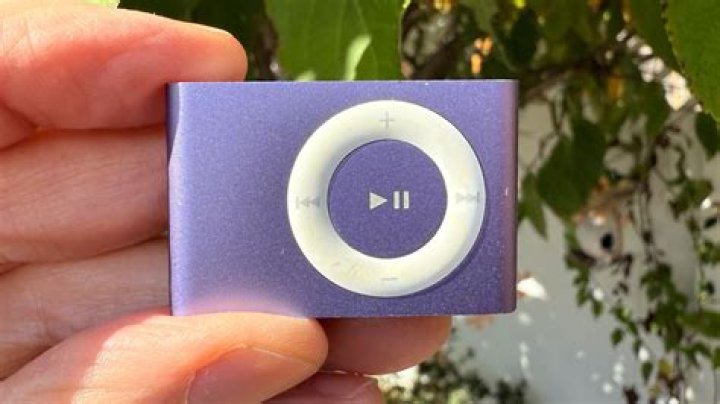 What does it mean when an iPod shuffle flashes green and orange?